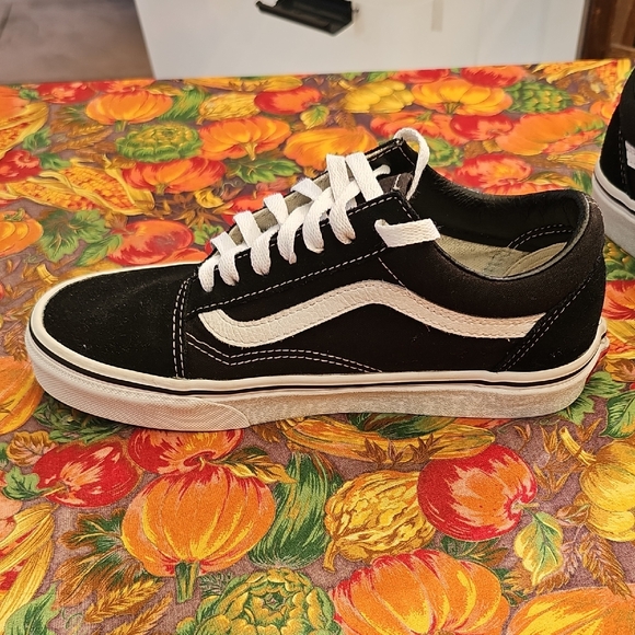 Vans Black and White Low-Top Shoes - Picture 5 of 12